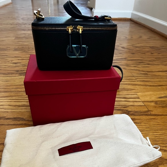 😊SOLD😊 Valentino Garavani Black V-Logo Leather Vanity Case Bag - Picture 2 of 11